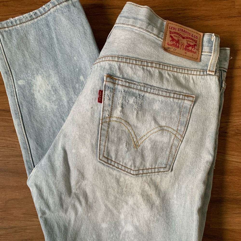 LIGHT WASH LEVIS